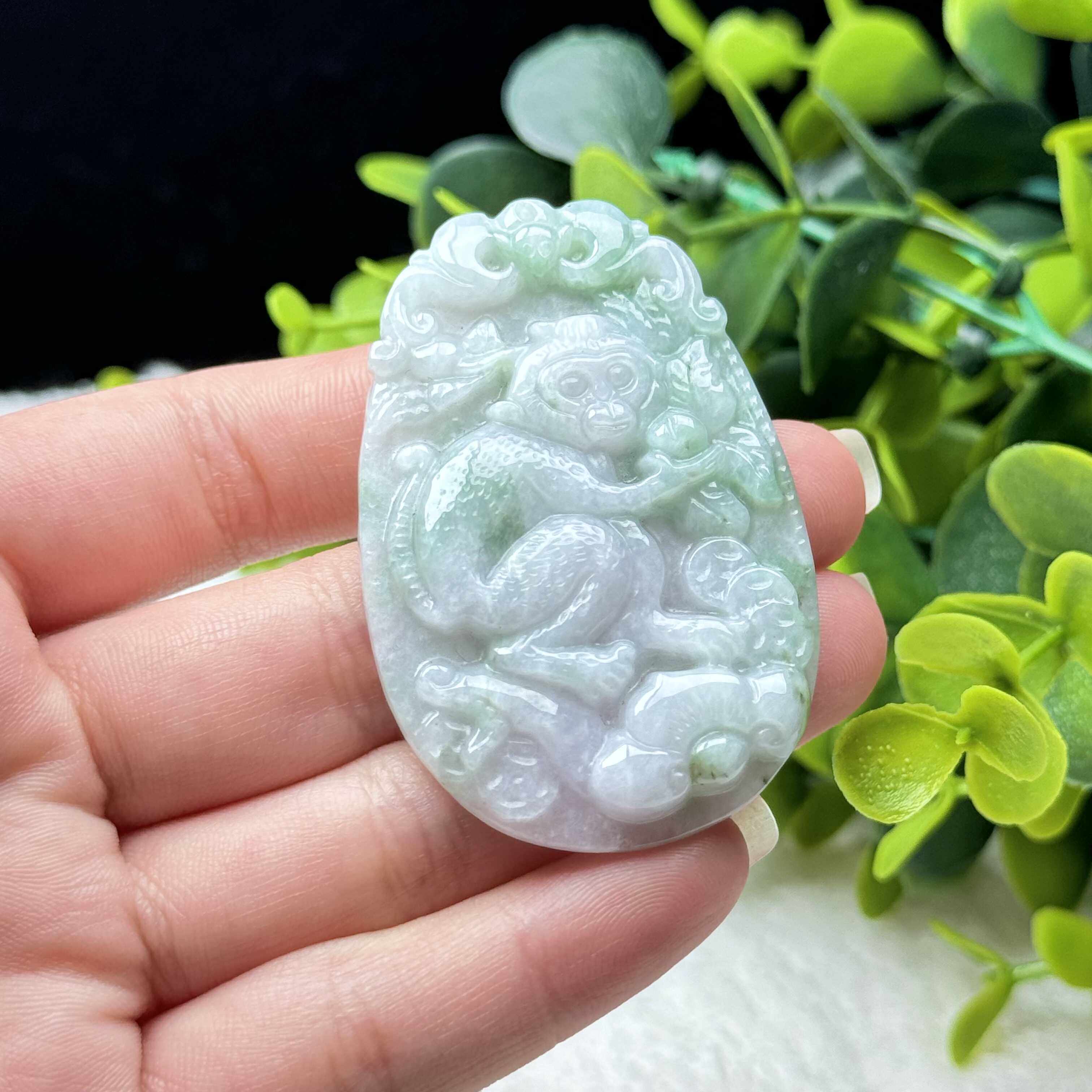 A货翡翠乳白飘花玉生肖猴吊坠缅甸老坑天然双彩玉猴挂坠金猴献瑞