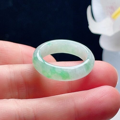 天然翡翠戒指乳白飘阳绿玉指环