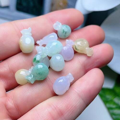 天然翡翠小福袋乳白淡紫黄绿飘花