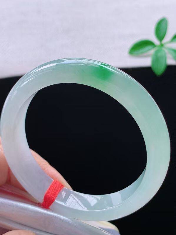 天然A货翡翠手镯淡绿飘花55mm缅甸老坑正圈白底青玉镯一抹绿镯子