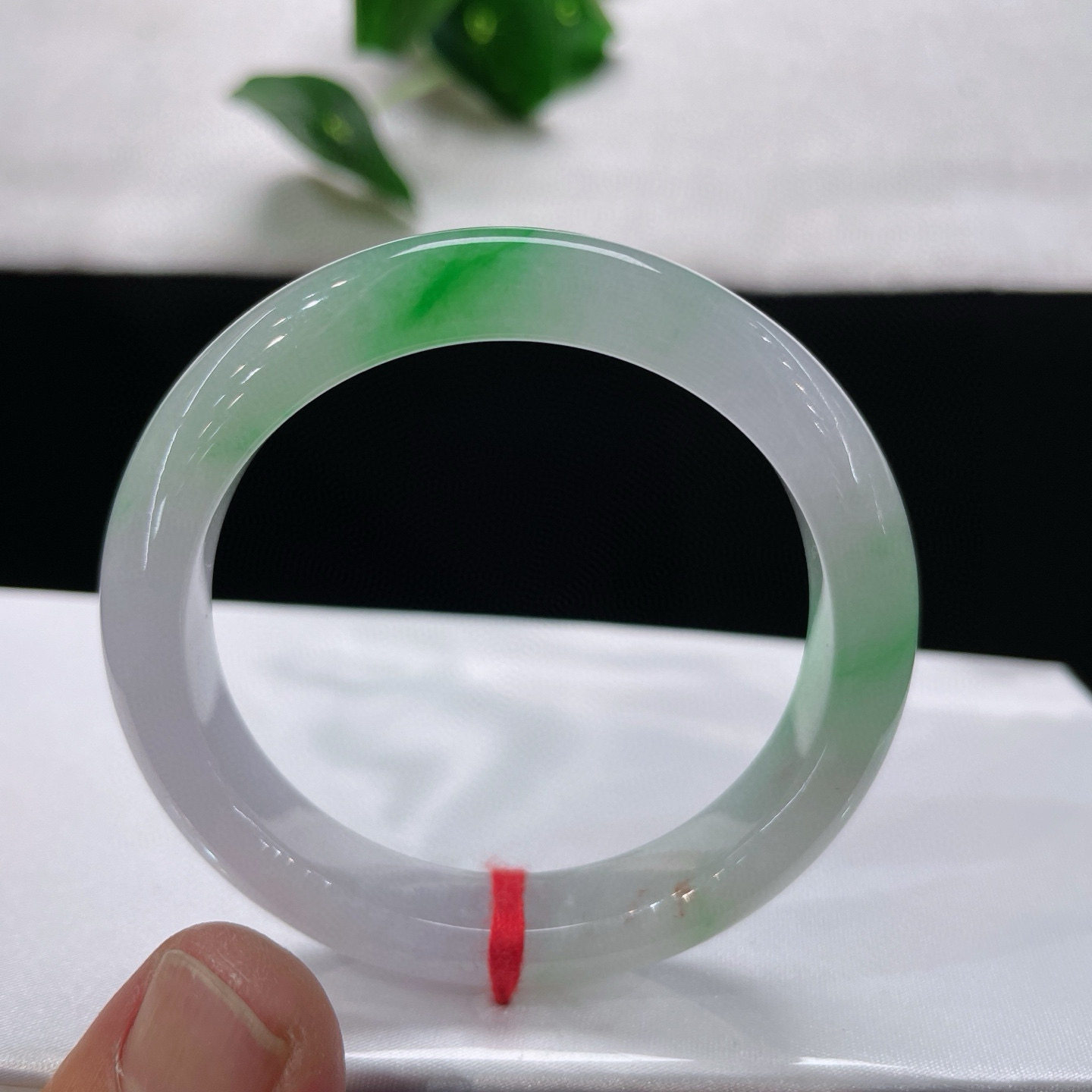 天然缅甸A货翡翠飘花手镯老坑白底青玉镯50.3正圈阳绿飘绿花手环