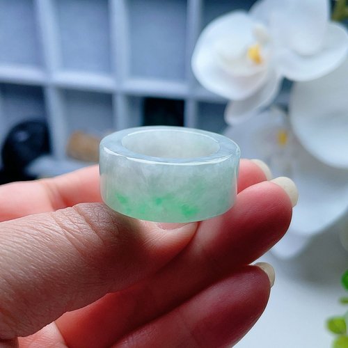 天然翡翠宽方戒指乳白淡绿飘阳绿
