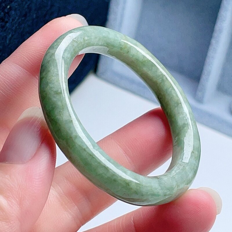 天然翡翠圆条小手镯淡豆绿黄彩