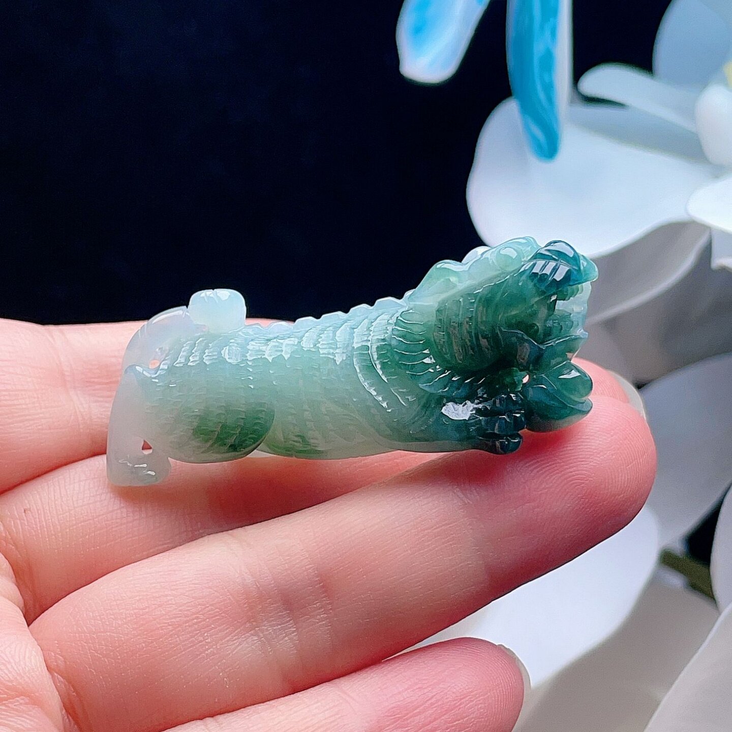 天然翡翠立体生肖虎淡绿飘菠菜绿