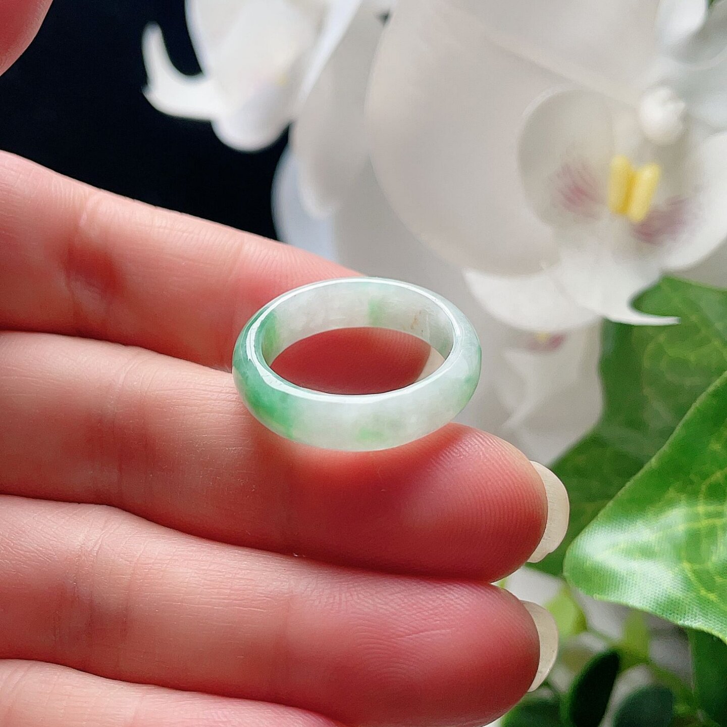 天然翡翠戒指乳白飘阳绿玉指环