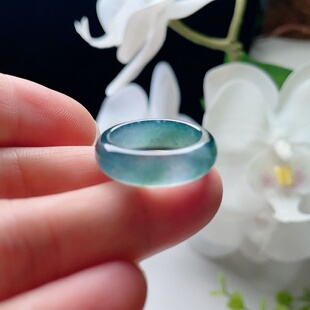 A货翡翠宽边戒指晴水绿飘花17.1mm天然老坑玉指环飘雪花棉意境14