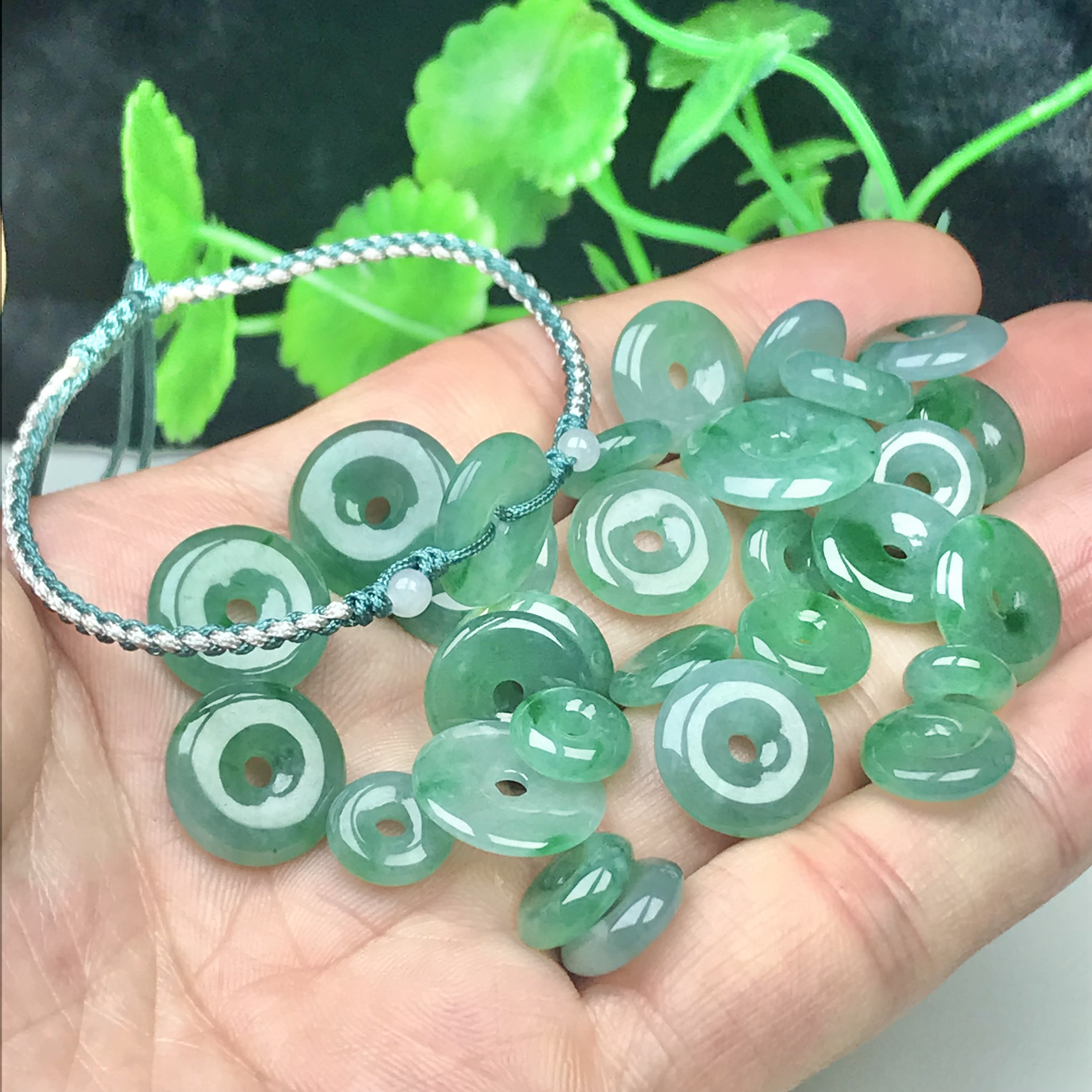 真品老坑玉石手持满绿翡翠