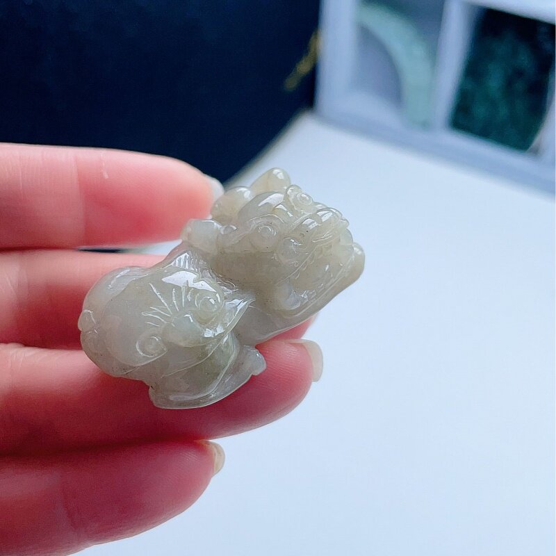 天然A货翡翠乳白飘黄霸王貔貅吊坠缅甸老坑扭头皮丘挂坠吉祥把玩