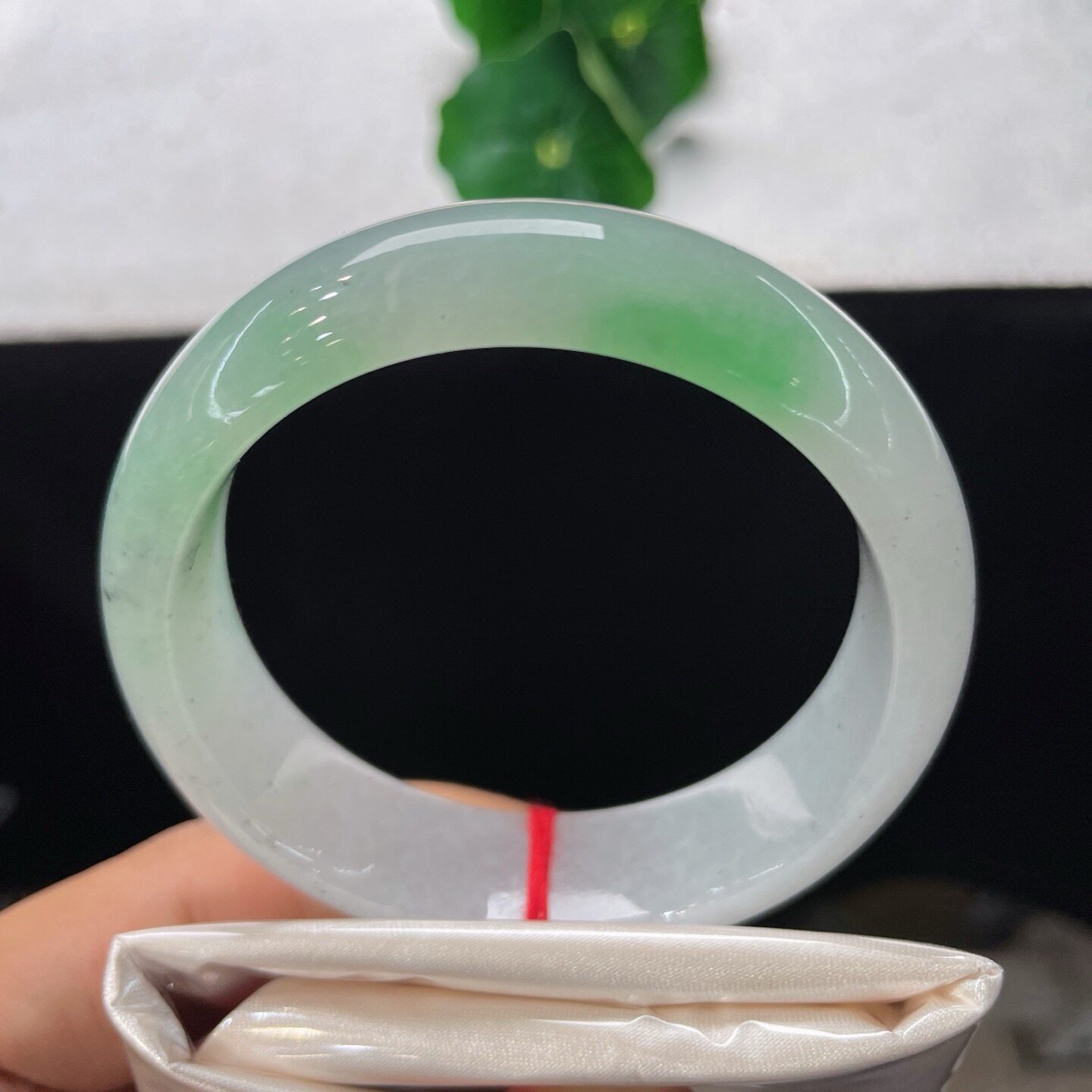 天然A货翡翠手镯浅阳绿55.2mm缅甸老坑白色底青玉镯1抹绿幸运镯