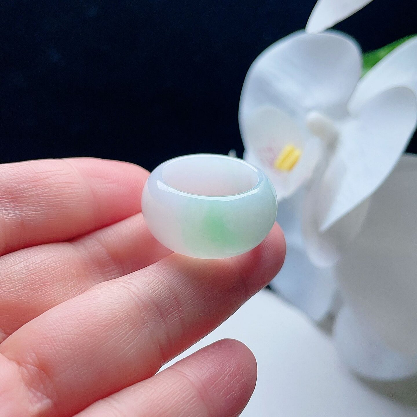 天然翡翠圆扳指乳白飘阳绿幸运圈