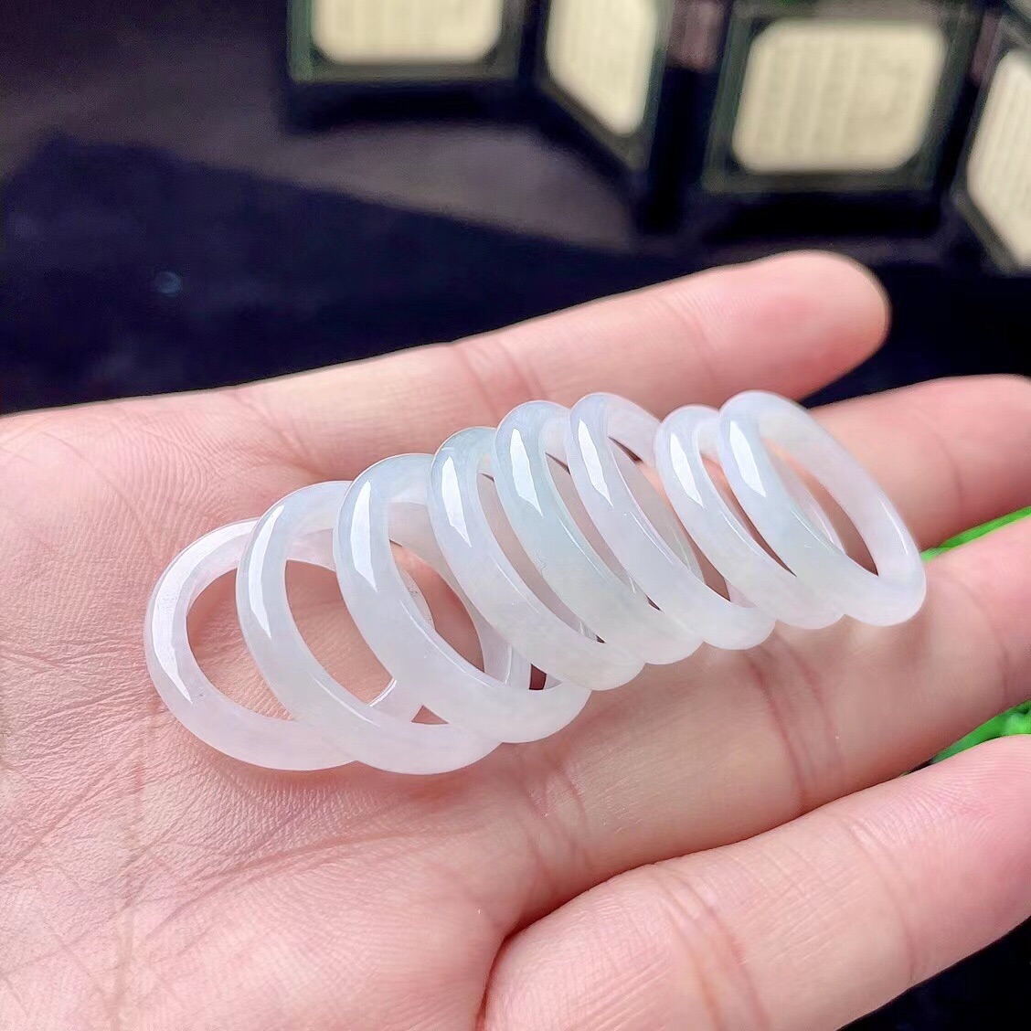天然翡翠白戒指细边淡绿底冰透