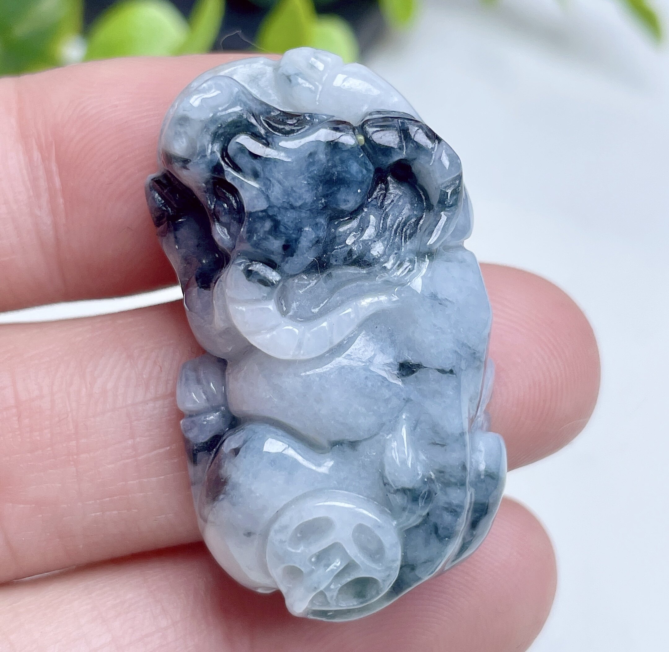 冰润飘乌鸡立体生肖牛吊坠翡翠
