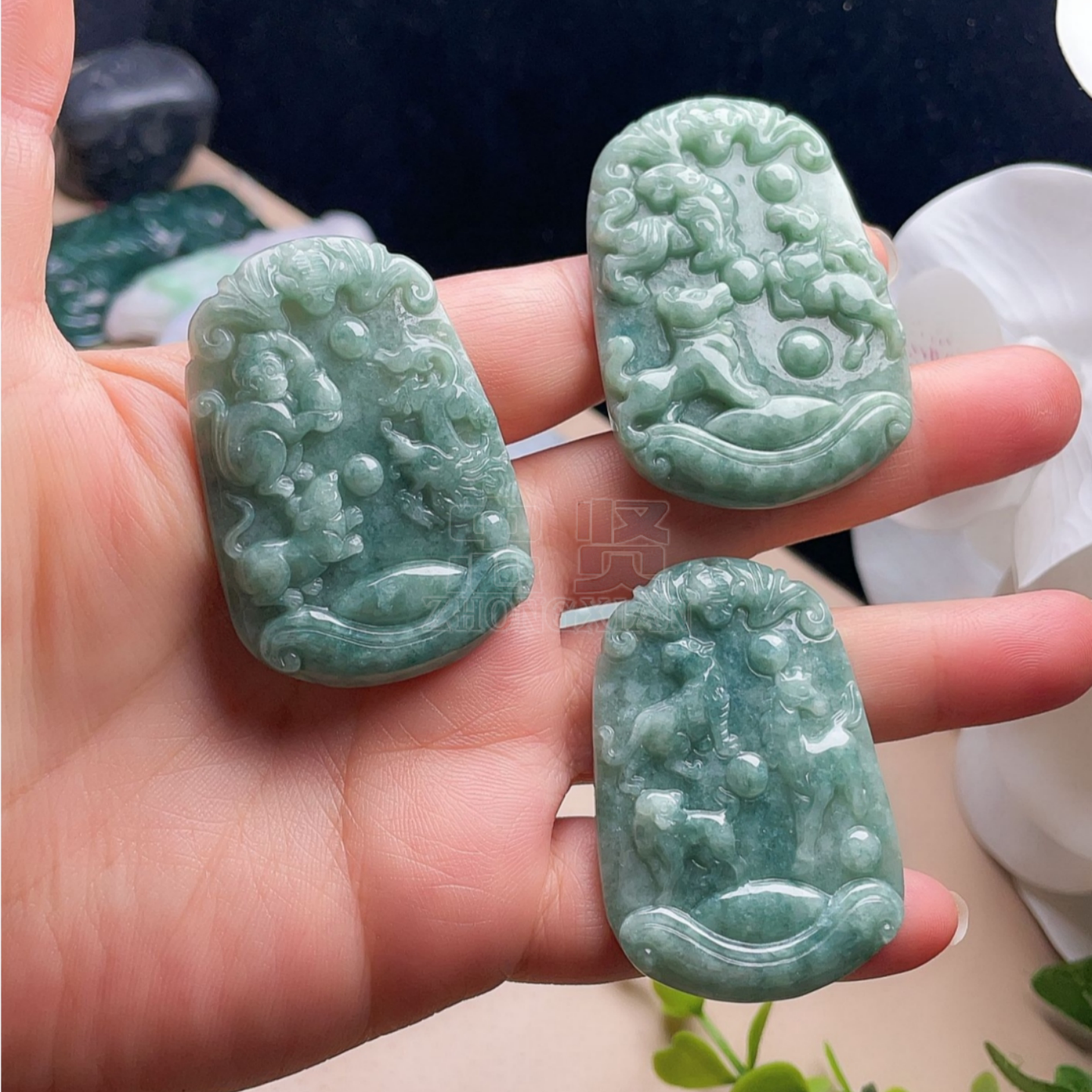 天然翡翠生肖三合吊坠豆绿吉祥