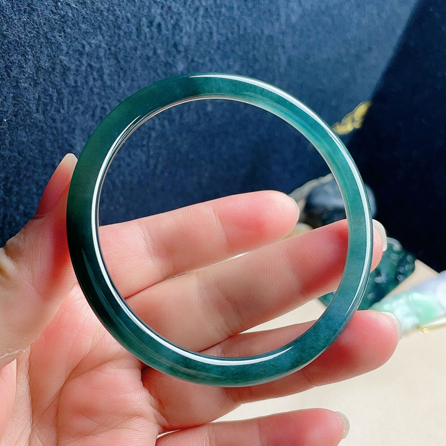 天然翡翠扁圆手镯蓝绿飘乌鸡双彩