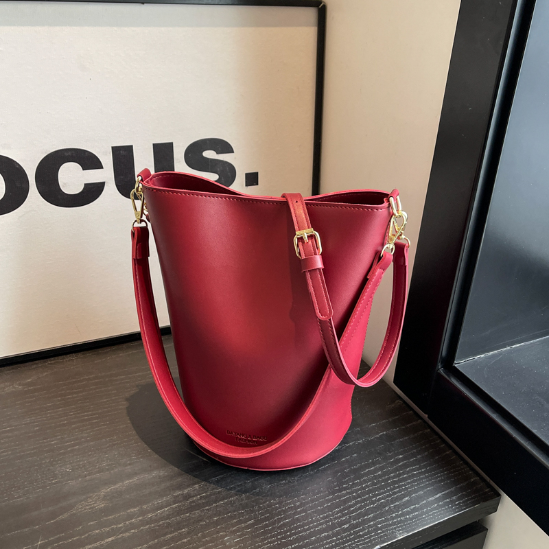 斜挎包女包水桶包时尚单肩包