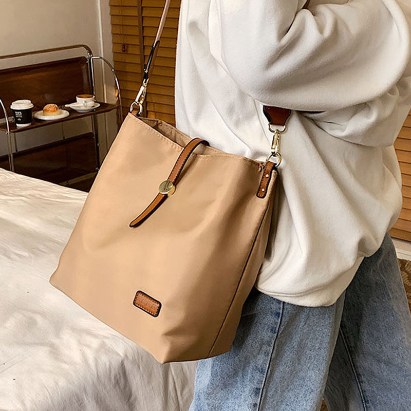 时尚斜挎包女大容量单肩包包2023新款潮ins宽肩带日韩简约水桶包,箱包皮具/热销女包/男包,水桶包,淘宝优惠券,粉丝福利购,淘宝优惠卷