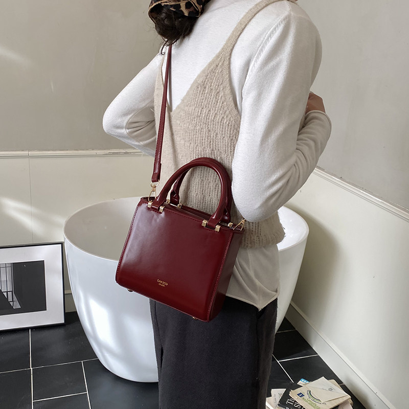 2025新款轻奢简约小方包女手提斜挎包百搭质感气质单肩包休闲日韩