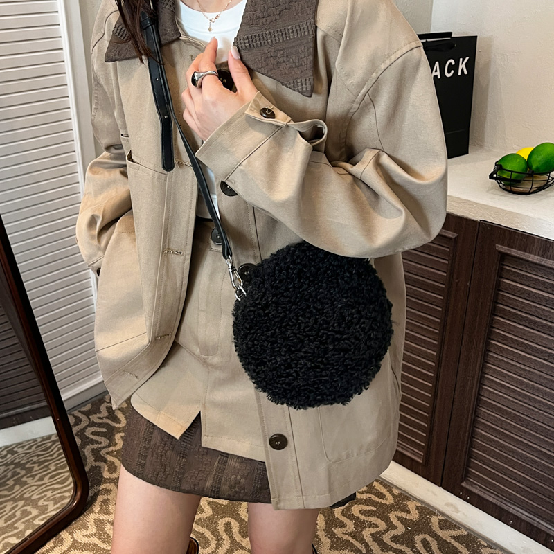 毛绒圆形小挎包女2025新款百搭单肩斜挎包毛毛包时尚简约日韩休闲