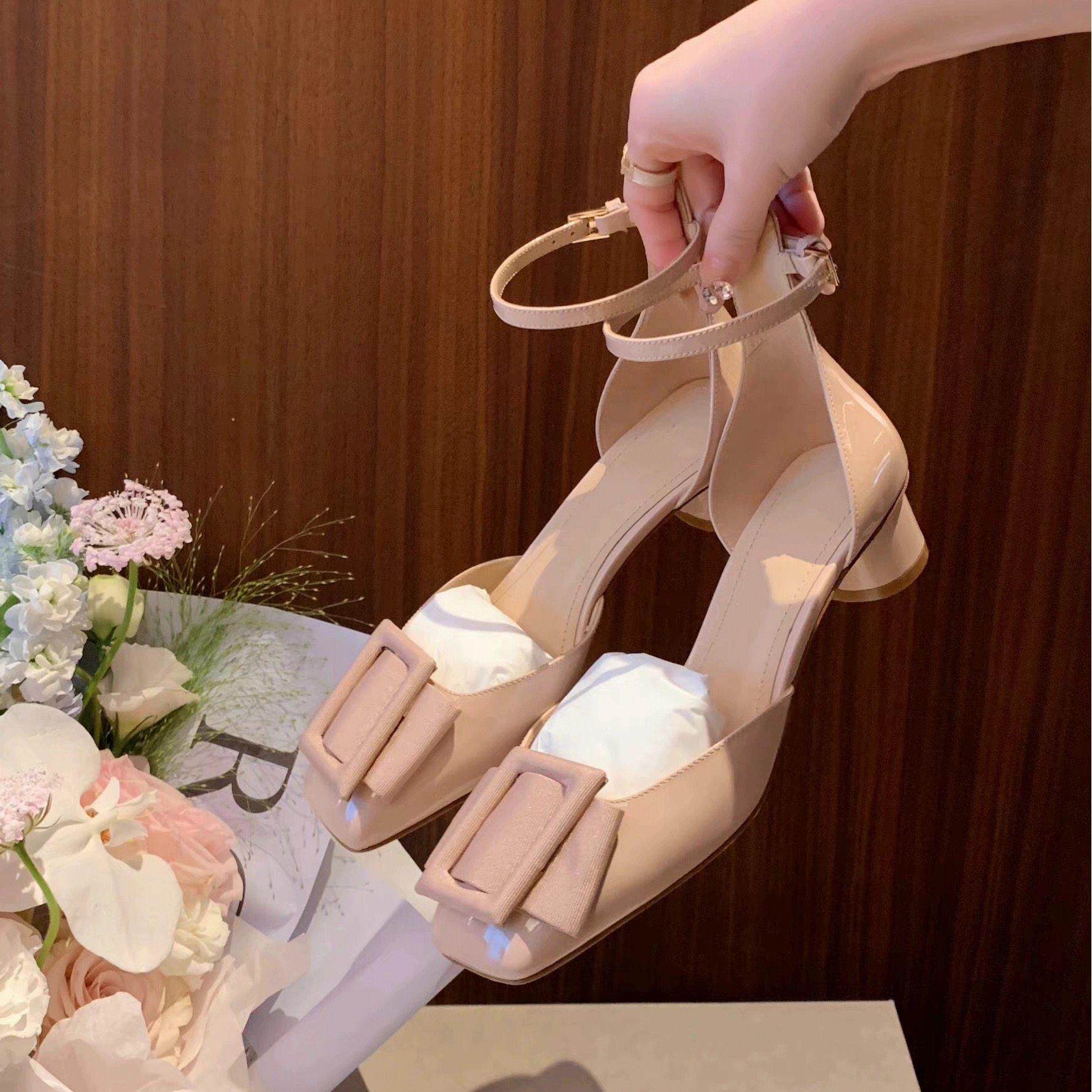 法式真皮粗跟一字扣带包头凉鞋女2026春夏新款仙女风方头中跟单鞋