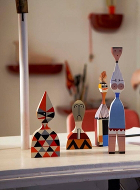 vitra杉木卡通桌面摆件木质娃娃