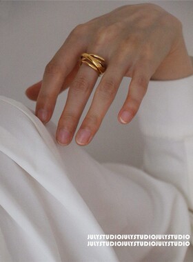 黄铜镀金十字环的男人和