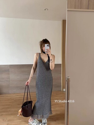 2026早春新款韩系简约气质时髦显瘦流苏V领吊带针织毛衣连衣裙女