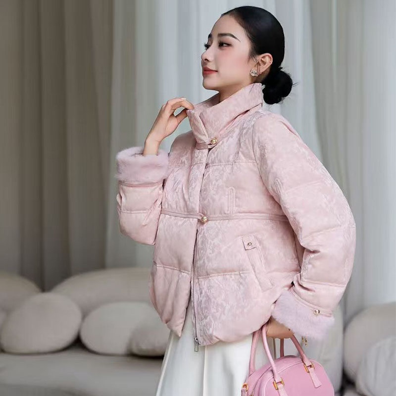新中式立领短款羽绒服女90绒粉色显瘦高级感冬装保暖外套仟姿魅力