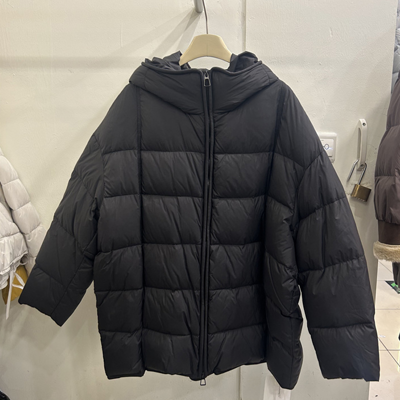 黑色连帽中长款羽绒服