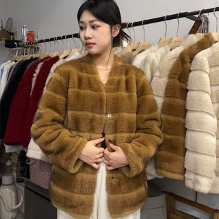 酷YY2025冬季 V领条纹保暖皮毛一体外套 美拉德风仿皮草外套女短款