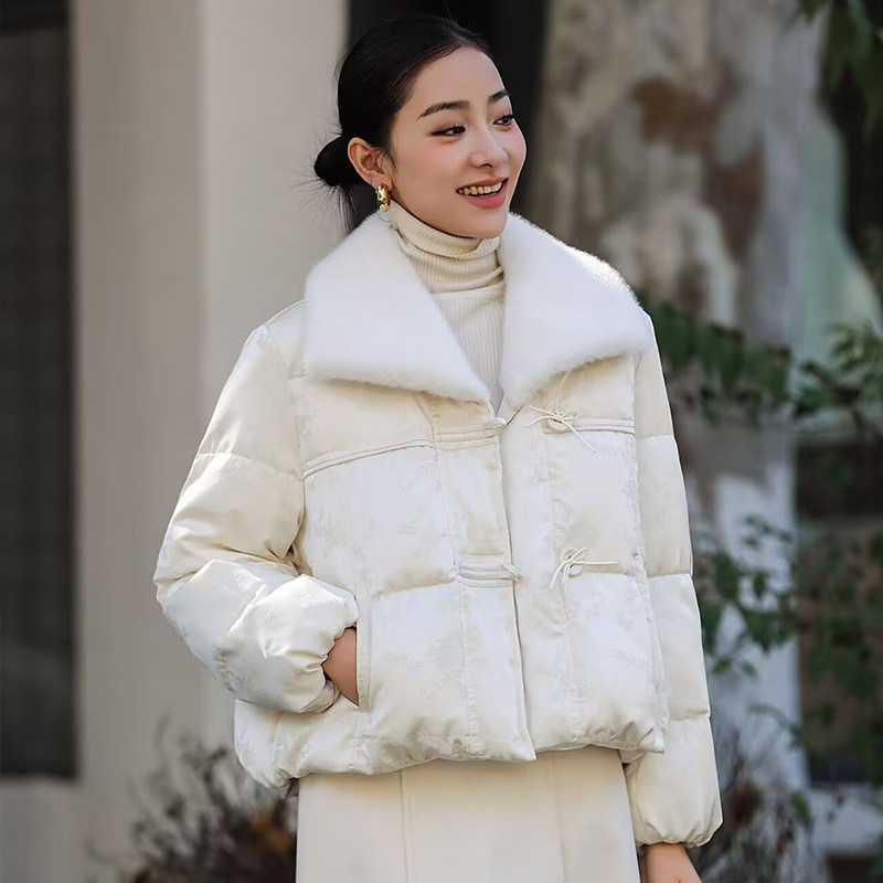 仟姿魅力新中式短款90白鸭绒羽绒服女毛领高级感复古提花外套冬季,女装/女士精品,羽绒服,淘宝优惠券,粉丝福利购,淘宝优惠卷