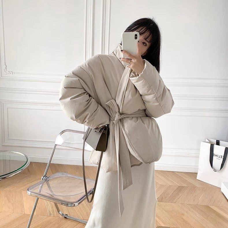2025冬新韩国小众设计师款米色束腰带小立领短款保暖羽绒服外套女