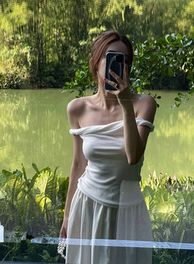 “立体剪裁”设计师2026春夏纯欲修身露肩一字领旋拧扭结上衣T恤