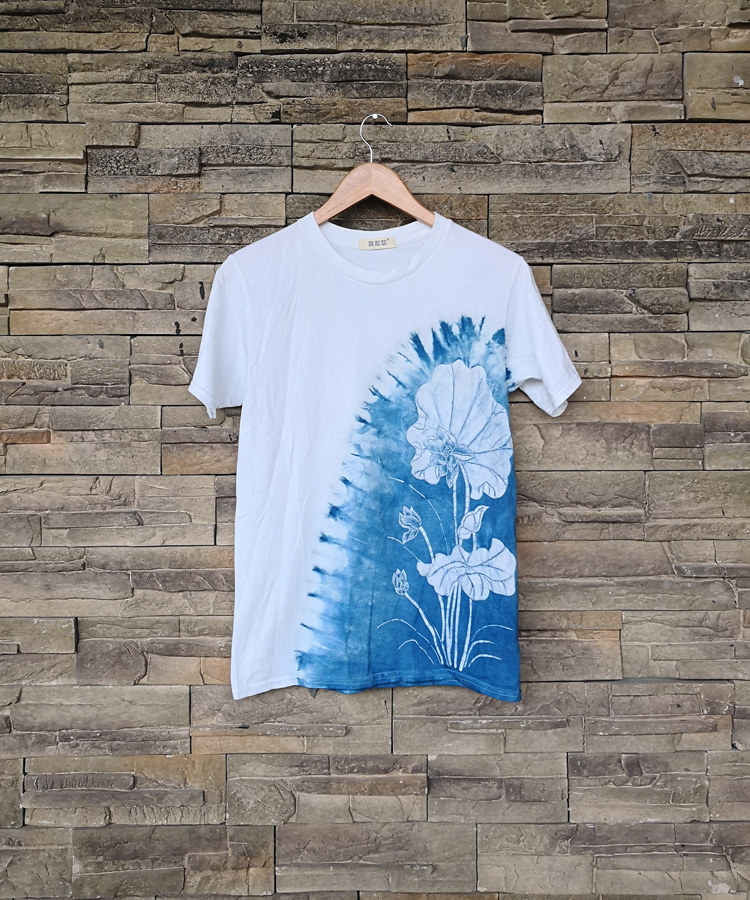 【蓝靛草】原创植物蓝染靛蓝蜡染T恤定制荷花纹扎染手工纯棉包邮在类目 女装/女士精品, T恤中 - 来自Buy2taobao.com提供专业的淘宝代购服务