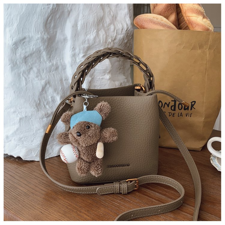 2025冬季新款水桶包车缝线带挂件无挂件PU水桶包大象灰2025年冬季