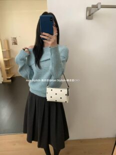 韩版温柔风大翻领一字露肩针织上衣女2026秋季宽松短款套头毛衣