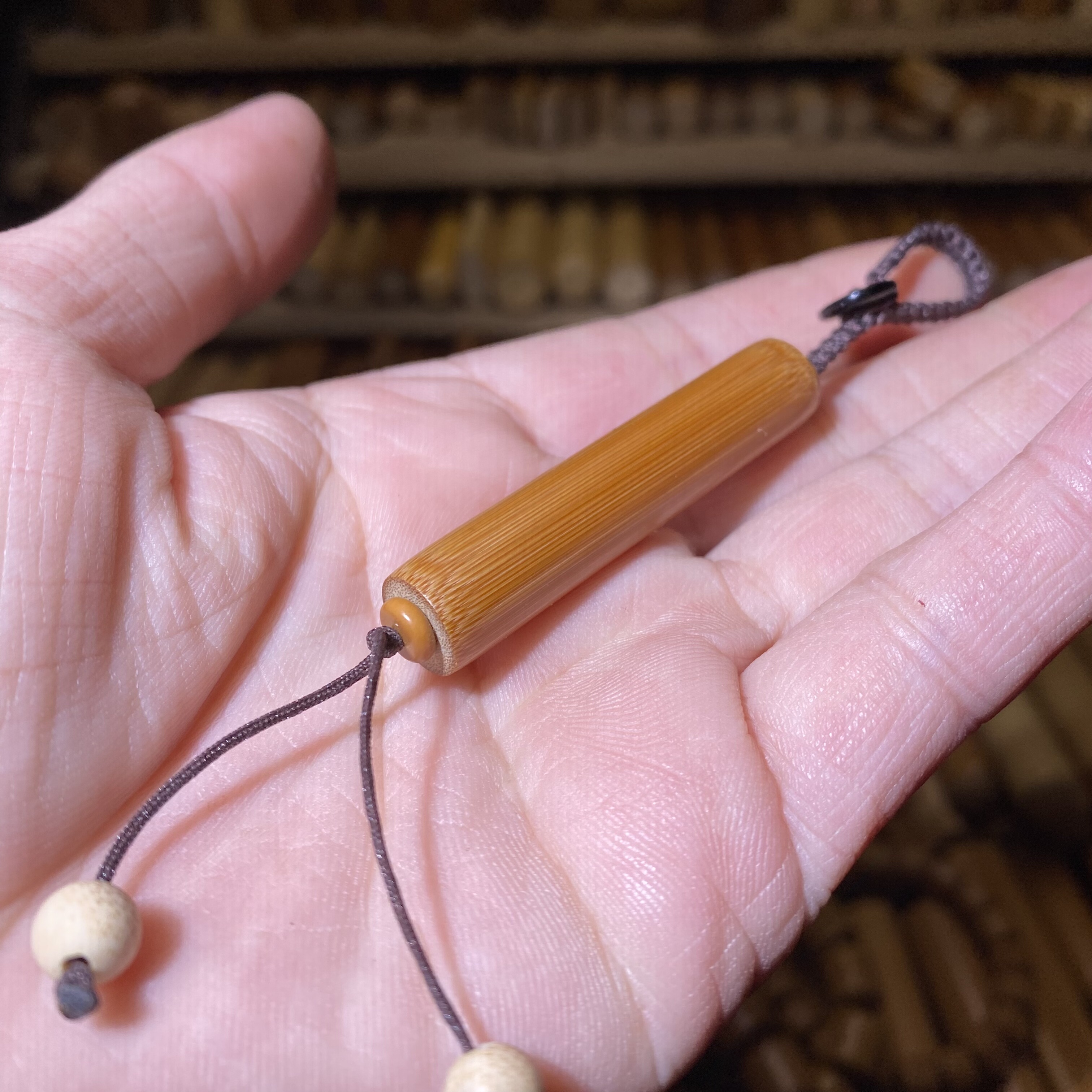 10-49细支香烟料钥匙扣，一物一链接，远山工实心玉竹手把件