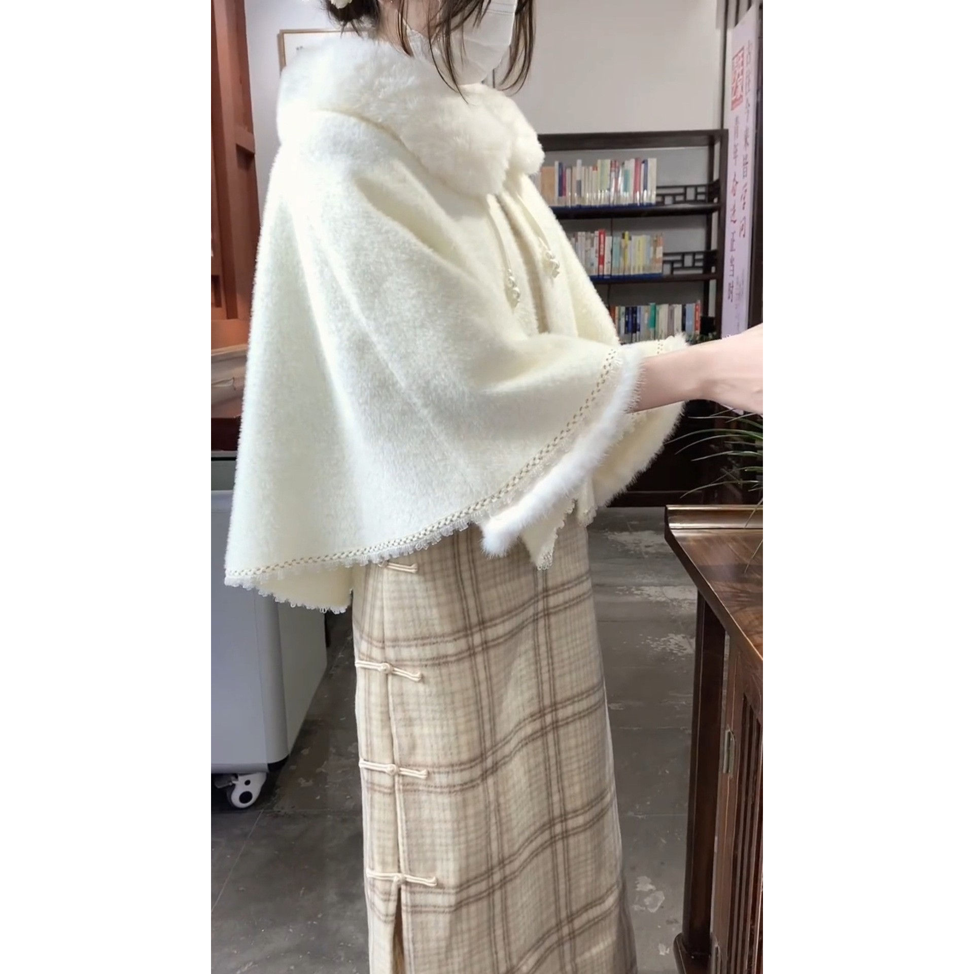 法式小香风珍珠扣开衫斗篷毛衣女秋冬新款披风外套毛毛领披肩上衣