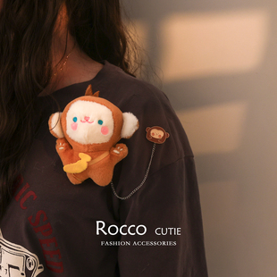 2024年新款毛绒小猴子胸针别针日系可爱公仔玩偶包包挂件链条配饰