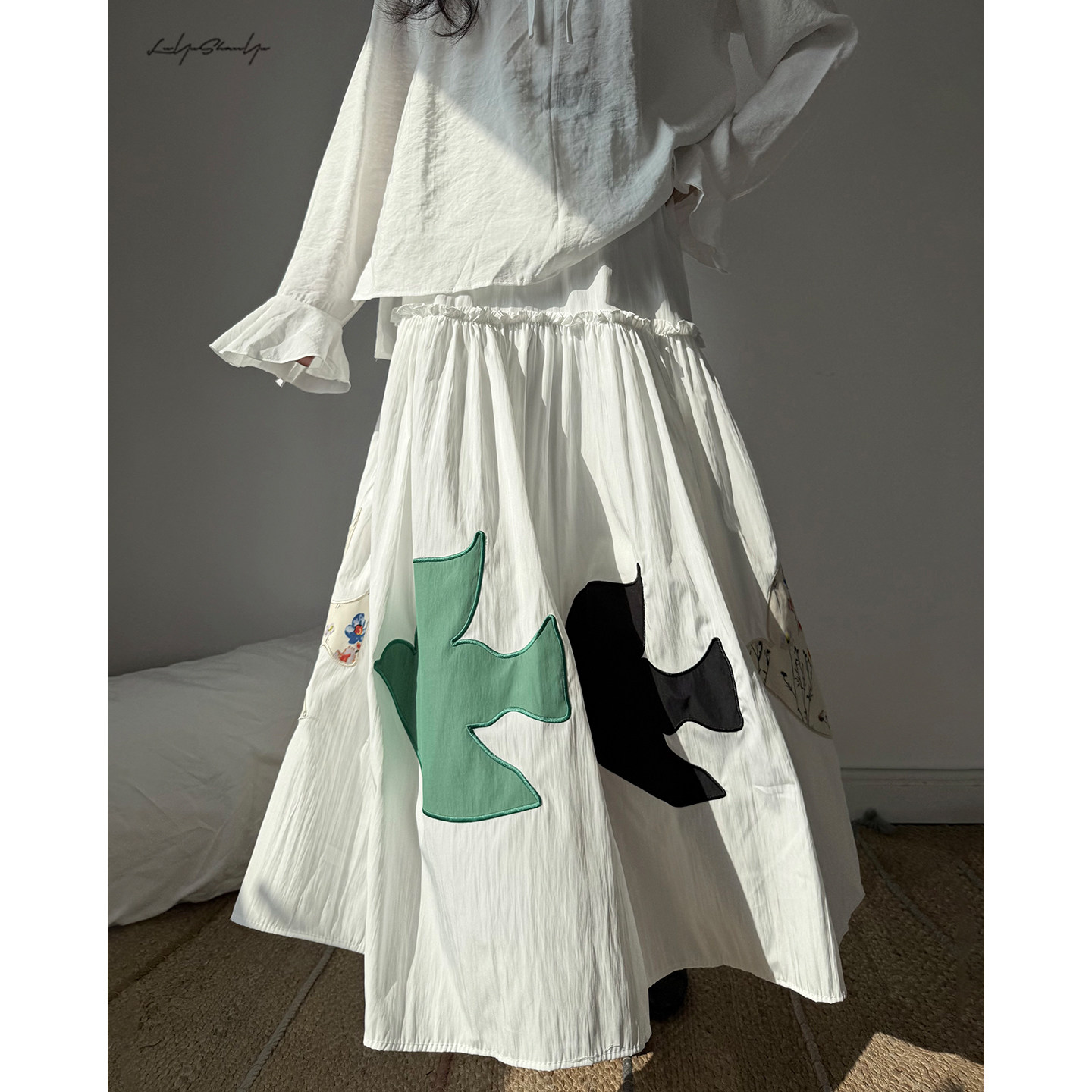 陆与山屿【鸽子】小众和平鸽彩色贴布松紧腰A字百褶不规则半身裙