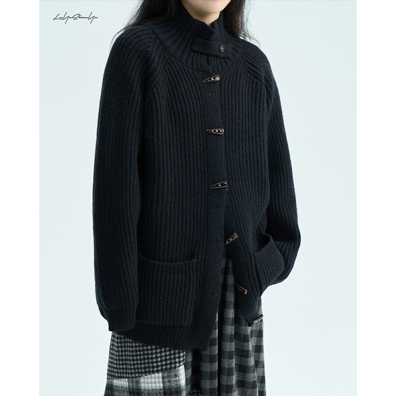 陆与山屿厚实牛角扣毛衣