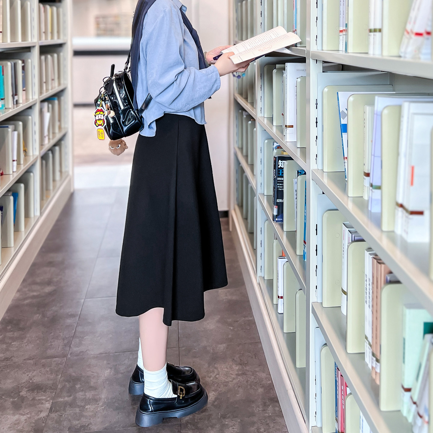 黑色高腰a字半身裙女春秋休闲通勤喇叭中裙复古遮胯显瘦百搭伞裙