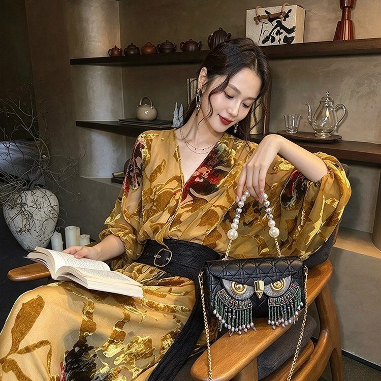 2026新款时尚百搭女高级感小众设计链条菱格重工水晶猫头鹰小方包