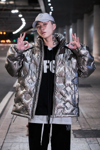 926 冬季新款潮牌亮色褶皱羽绒服男士连帽宽松外套图片