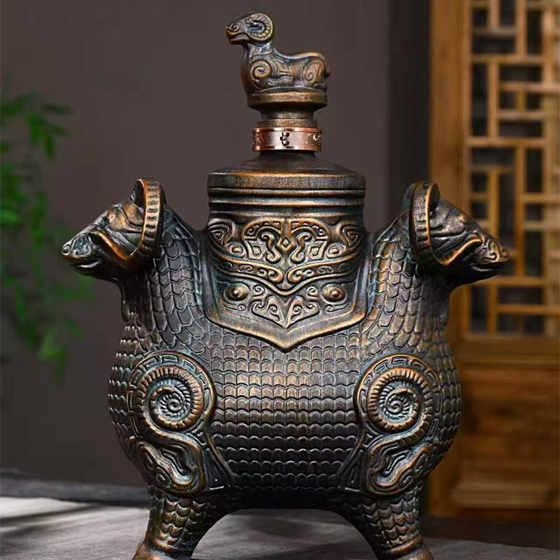 三羊开泰仿古青铜器造型陶瓷酒壶家用装饰摆件龙纹三足鼎酒瓶古典