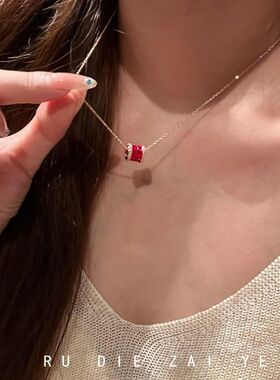 如蝶在野 朱砂痣~小蛮腰玫瑰金项链新年红路路通轻奢高级感锁骨链