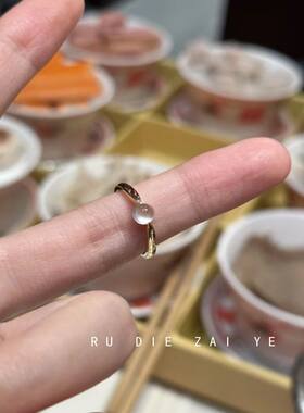 如蝶在野  一汪清泉~冰透白蛋面戒指高级轻奢金色复古开口戒