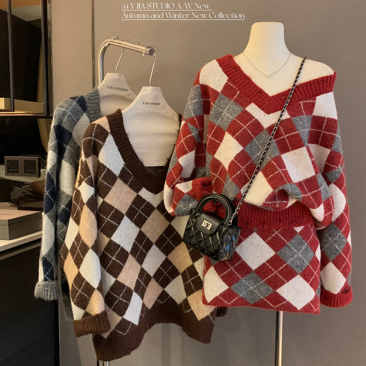 Y.JIA 伊嘉-格菱布朗尼撞色菱格V领毛衣+包臀半身裙套装