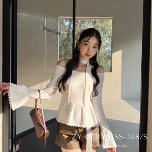 ZY GODDESS-风一字肩修身荷叶边花边下摆短款针织衫(配飘带)