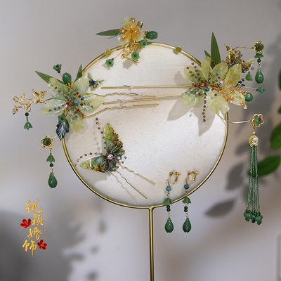 淡黄绿色古装晨袍旗袍流苏发饰