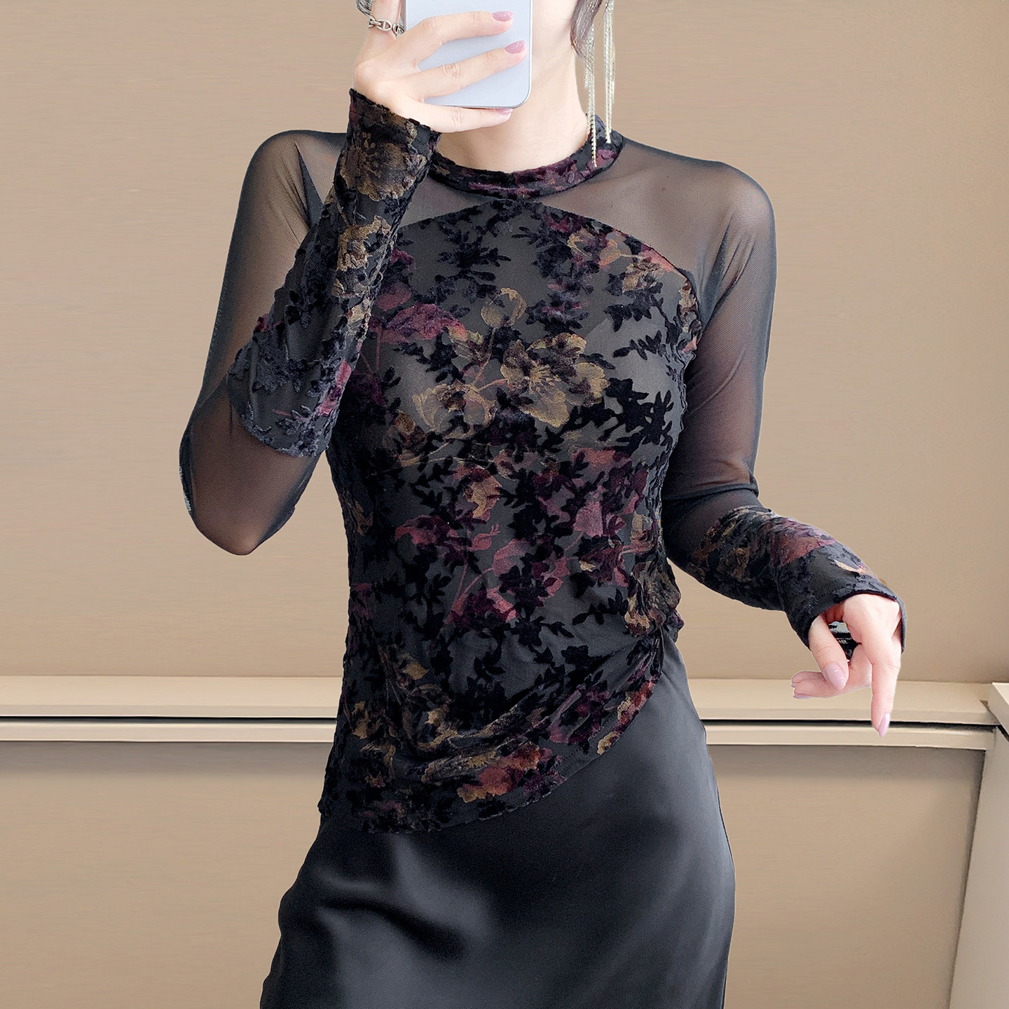 气质减龄植绒印花网纱拼接打底衫